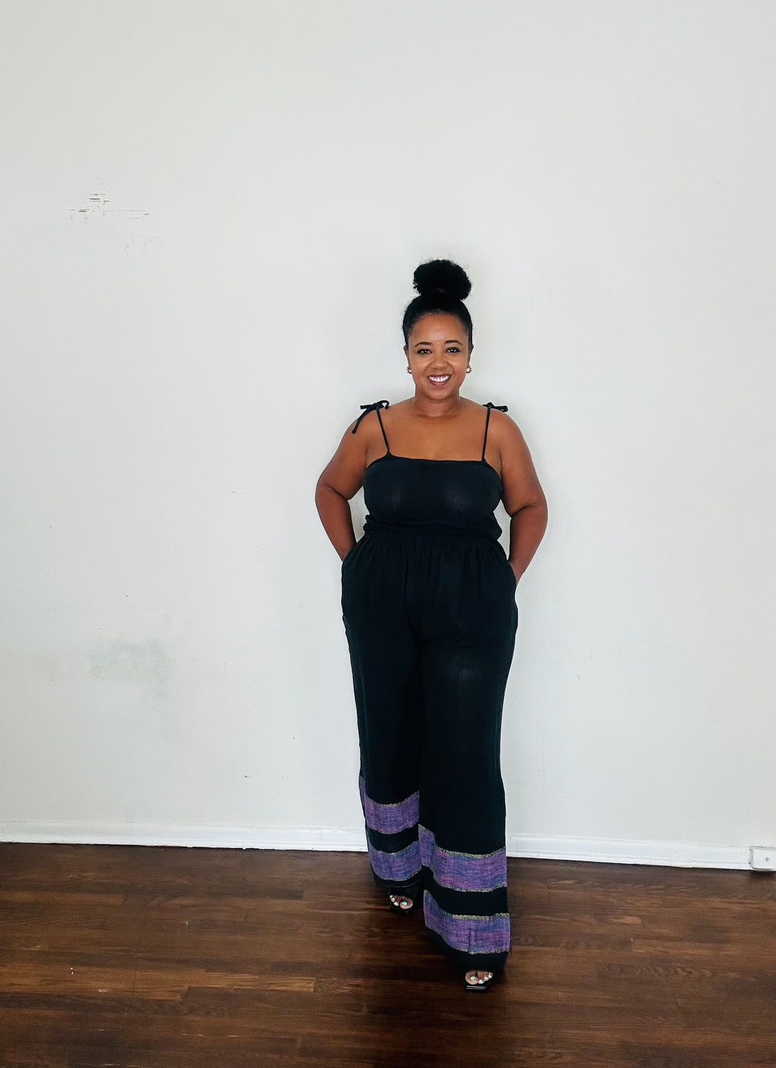 Rahel Pants Noir Drift — handmade 100% cotton pants with relaxed silhouette, elastic waist, side pockets, and breathable design in a timeless black tone.
