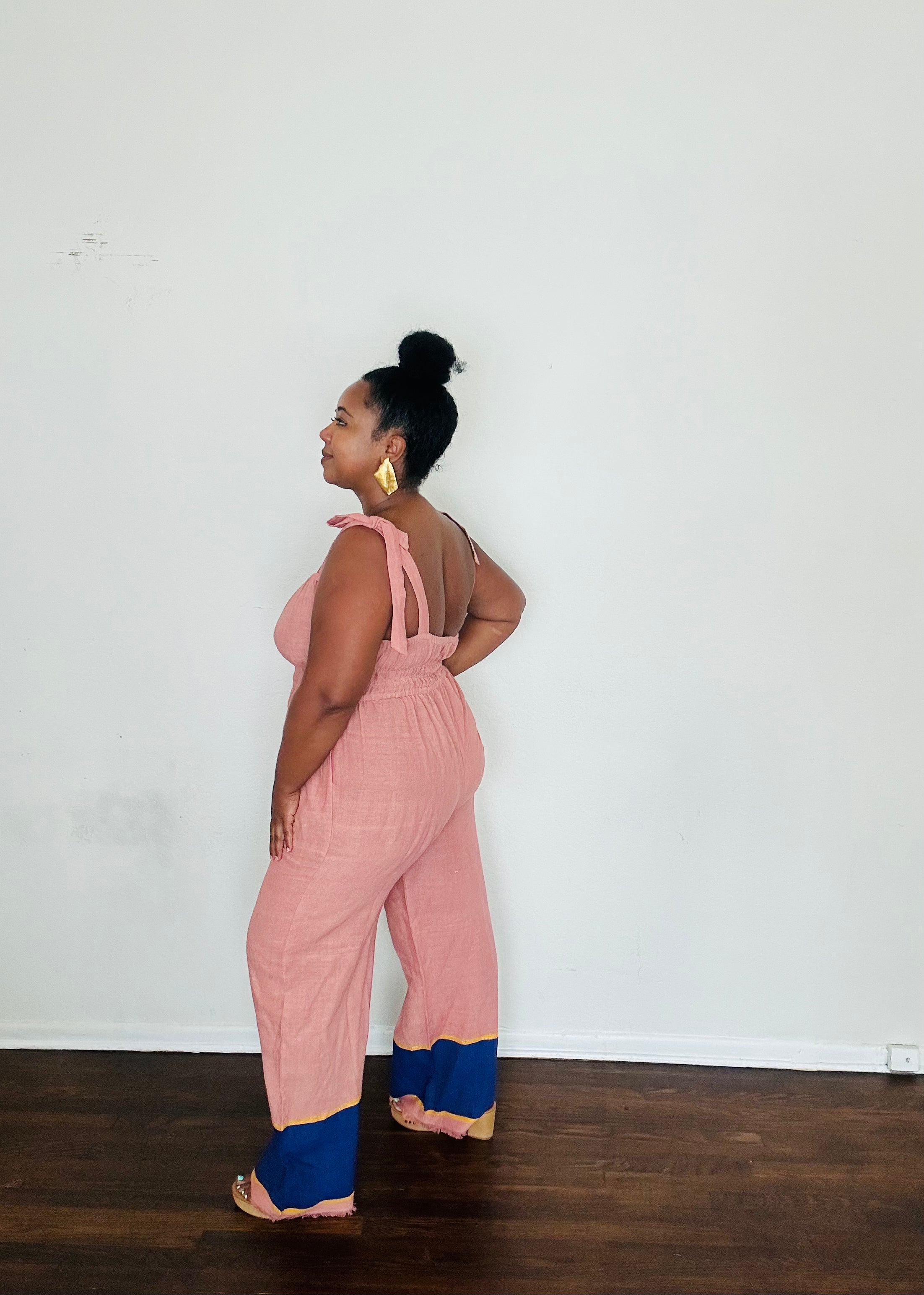 Handmade in Ethiopia from 100% cotton, the Sebie Jumpsuit in Desert Rose brings in this season’s romantic dusty pink trend with effortless LA versatility.